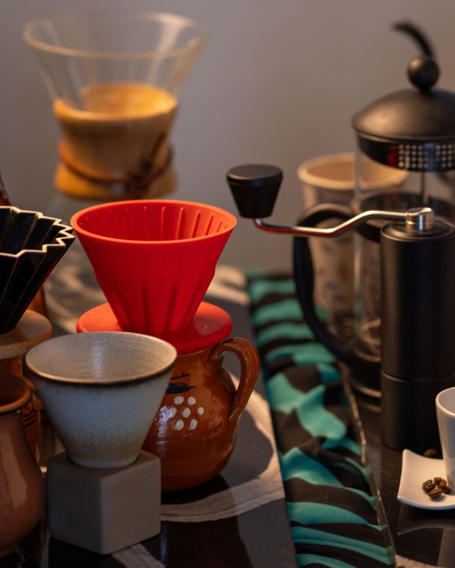Equipamentos de preparo de café especial sobre a bancada
